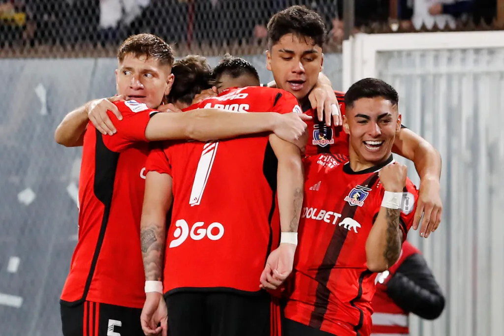 Jugadores de Colo-Colo celebrando un gol.
