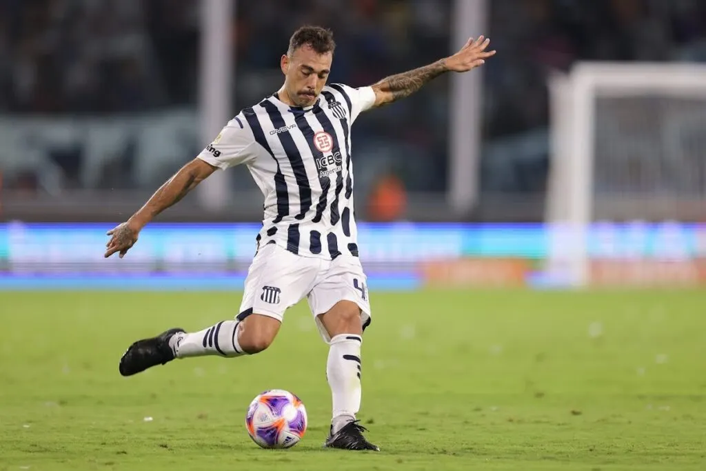 Matías Catalán disputando un partido con Talleres de Córdoba en la Liga Profesional Argentina.
