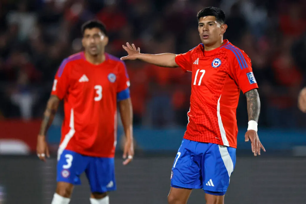 Esteban Pavez durante el partido de la Selección Chilena frente a Brasil