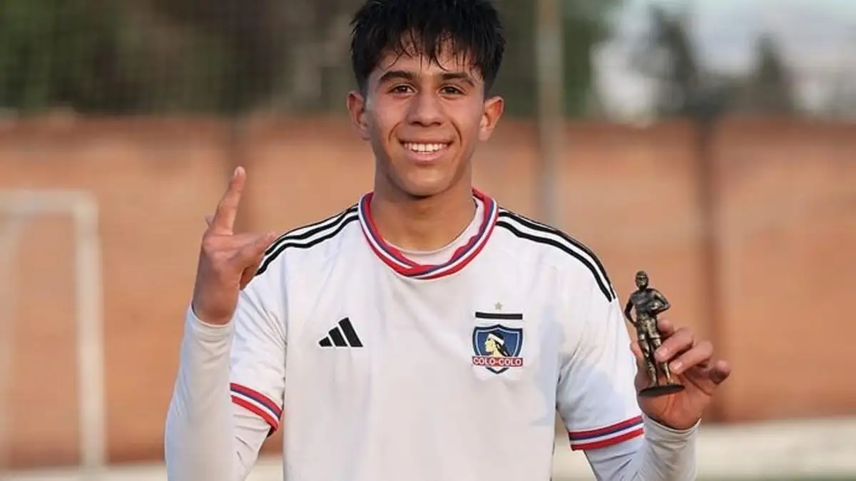 Valentino Fernández con la camiseta de Colo-Colo.