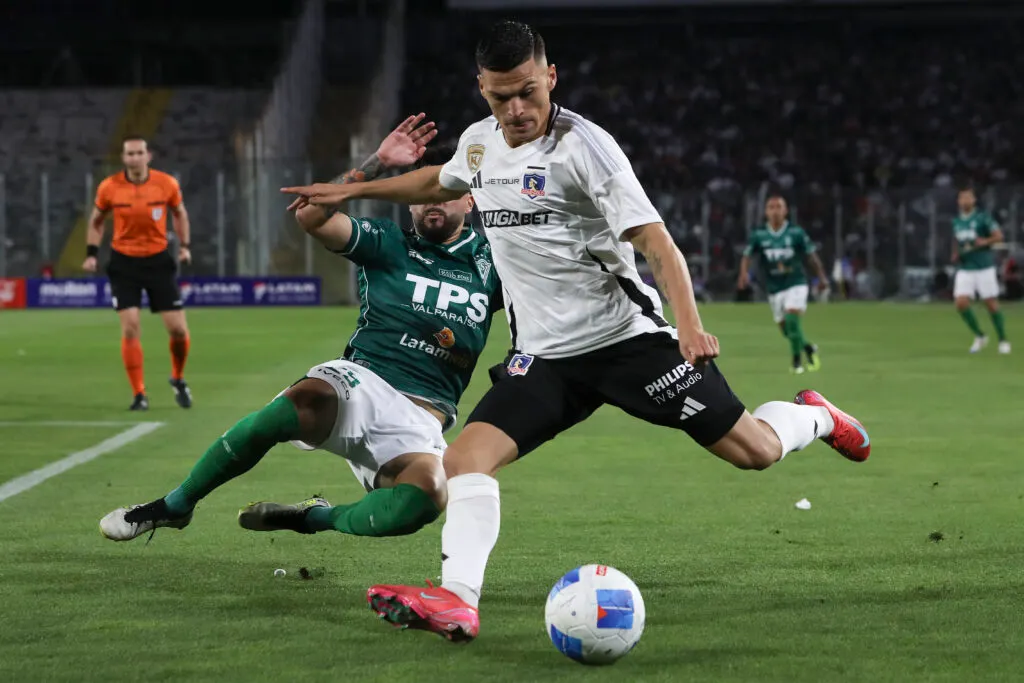Futbol, Colo Colo vs Santiago Wanderers. Fecha 5, fase de grupos, Copa Chile 2025. El jugador de Colo Colo Lucas Cepeda, derecha, disputa el balon con Jorge Gatica de Santiago Wanderers durante un partido del grupo B de la Copa Chile realizado en el estadio Monumental, Santiago Chile. 06/04/2025 Felipe Zanca/Photosport Football, Colo Colo vs Santiago Wanderers. 5th turn, group phase, 2025 Copa Chile Championship. Colo Colos player Lucas Cepeda, right, vies for the ball against Jorge Gatica of Santiago Wanderers during a group B match of the Copa Chile Championship at the Monumental stadium in Santiago, Chile. 06/04/2025 Felipe Zanca/Photosport
