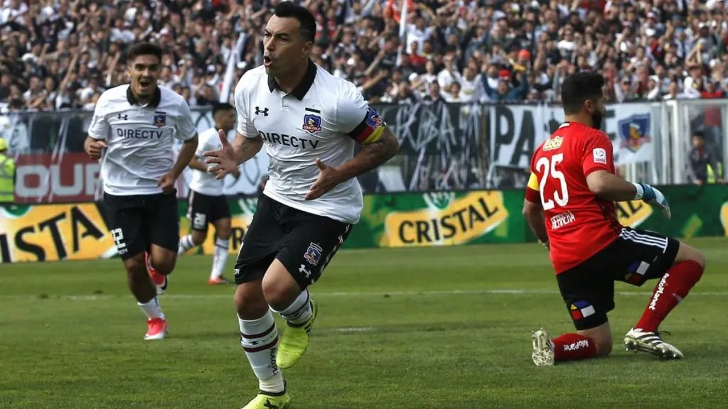 Esteban Paredes tras anotarle a Johnny Herrera - Colo-Colo - Photosport