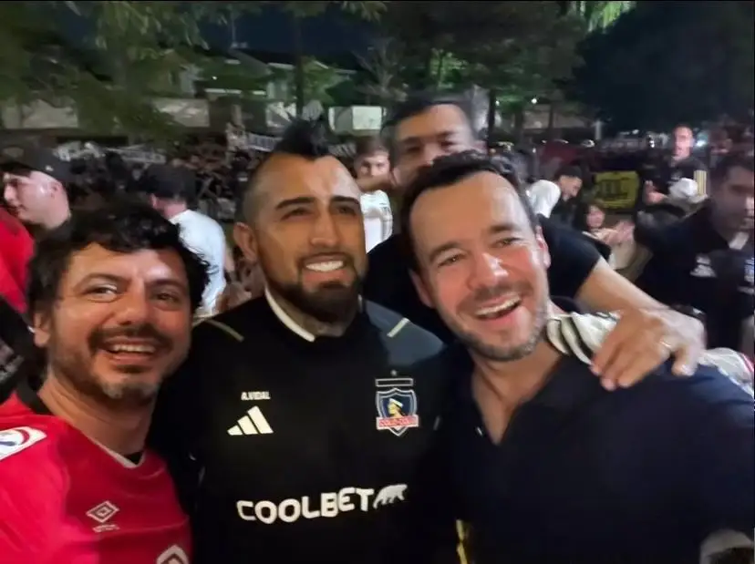Eduardo de la Iglesia (a la derecha) junto a Arturo Vidal durante el arengazo en Colombia.