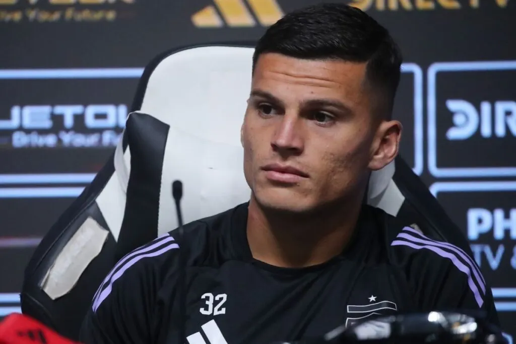 Lucas Cepeda en una conferencia de prensa de Colo-Colo.
