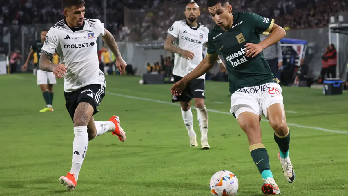 Futbol, Colo Colo vs Alianza Lima. Fase de grupos, Copa Libertadores 2024. El jugador de Colo Colo Alan Saldivia, izquierda, disputa el balon contra Kevin Serna de Alianza Lima durante el partido de copa libertadores por el grupo A disputado en el estadio Monumental en Santiago, Chile. 23/04/2024 Dragomir Yankovic/Photosport Football, Colo Colo vs Alianza Lima. Group stage, Copa Libertadores 2024. Colo Colo’s player Alan Saldivia, left, vies the ball against Kevin Serna of Alianza Lima during the copa libertadores match for group A at the Monumental stadium in Santiago, Chile. 23/04/2024 Dragomir Yankovic/Photosport