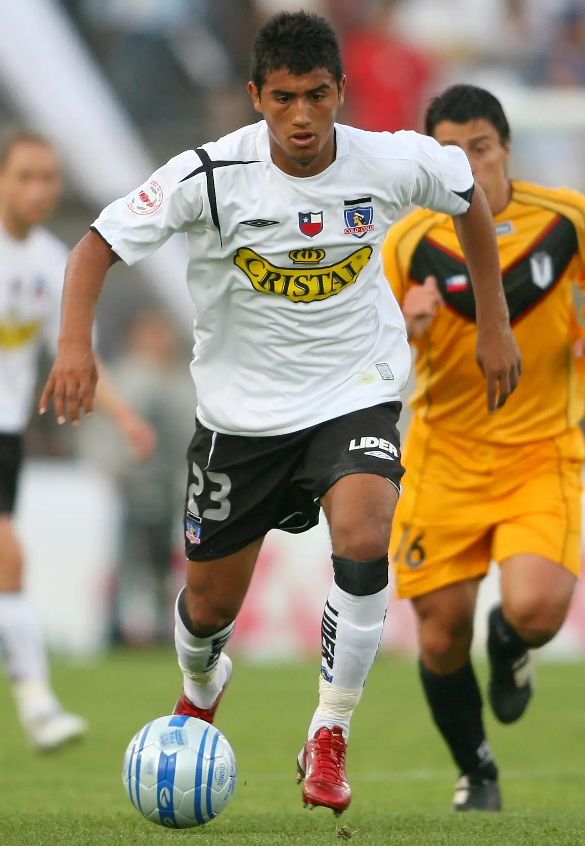 FUTBOL, COLOCOLO/S.MORNING CAMPEONATO CLAUSURA 2006. ARTURO VIDAL, JUGADOR DE COLO COLO, CONDUCE EL BALON. 15/10/2006 SANTIAGO, CHILE. ANDRES PINA/PHOTOSPORT