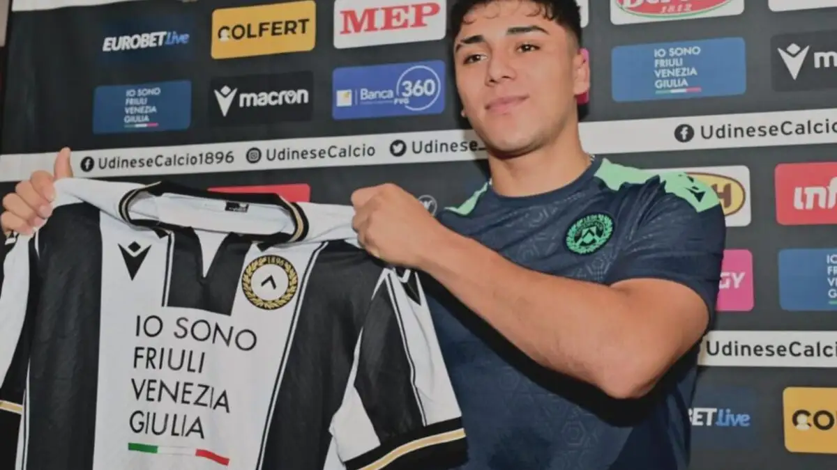 Damián Pizarro durante su presentación con Udinese.