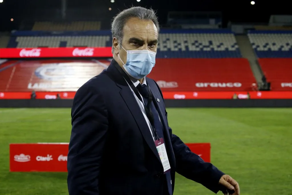 Primer plano a Martín Lasarte con mascarilla