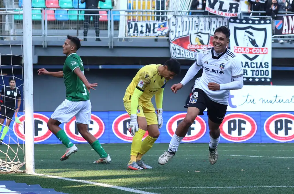 Damián Pizarro celebrando uno de sus goles frente a Audax Italiano.