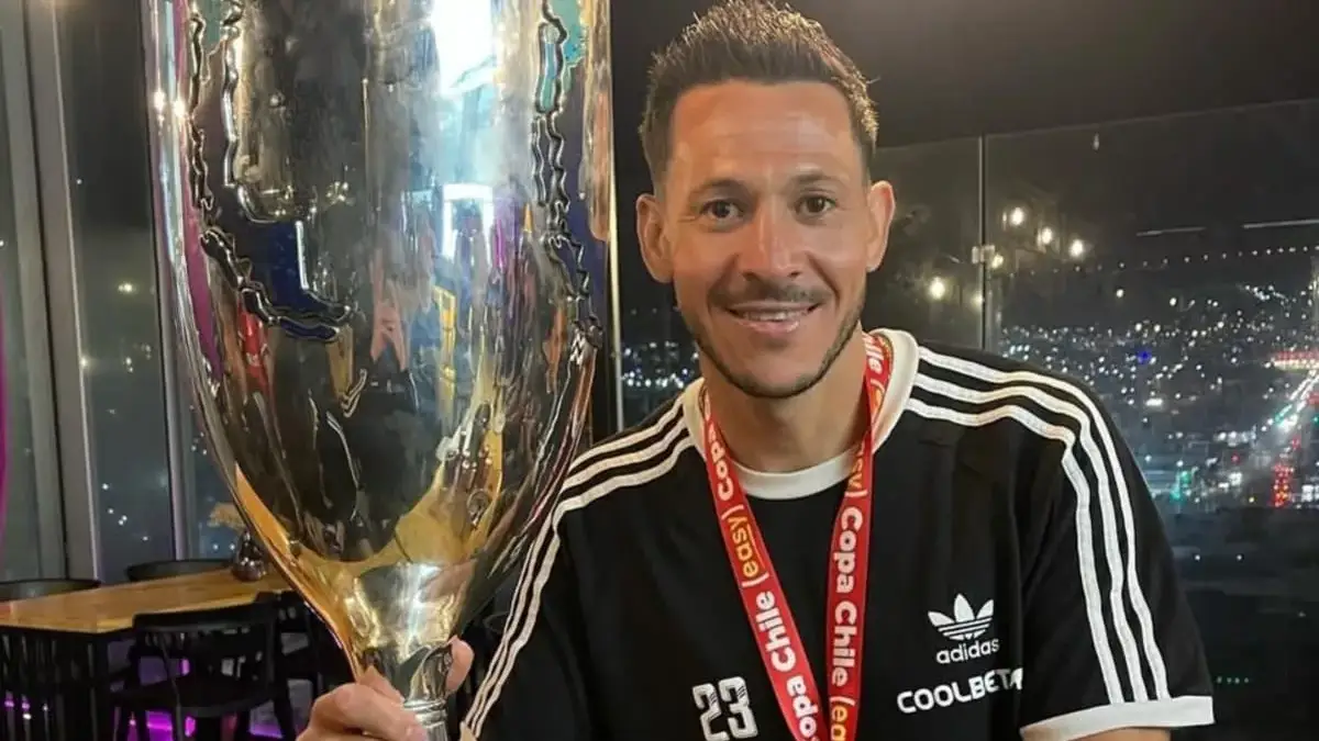 Ramiro González posando con la Copa Chile.