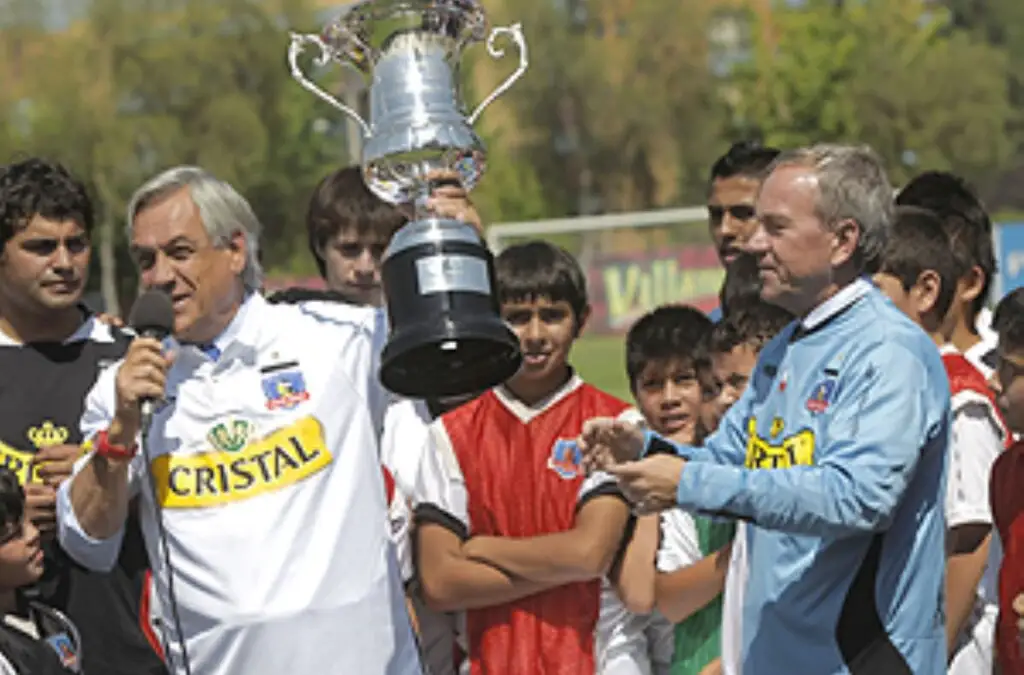 Sebastián Piñera y Gabriel Ruiz-Tagle son algunos de los nombres que aparecen en este libro.