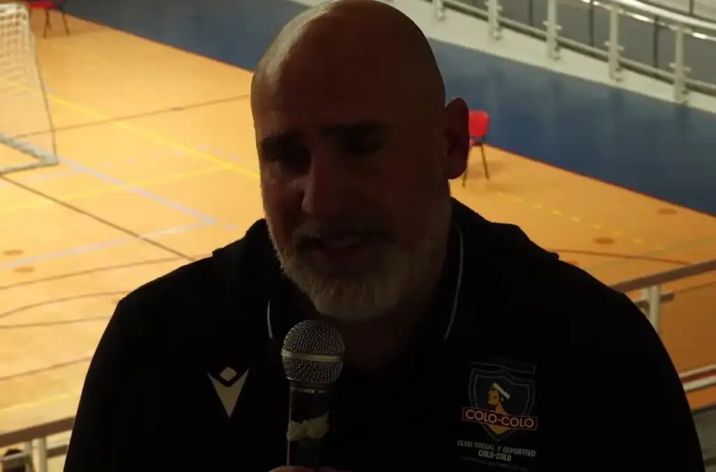 El entrenador del quinteto albo, Ricardo Chávez, gran artífice del campeonato obtenido.
