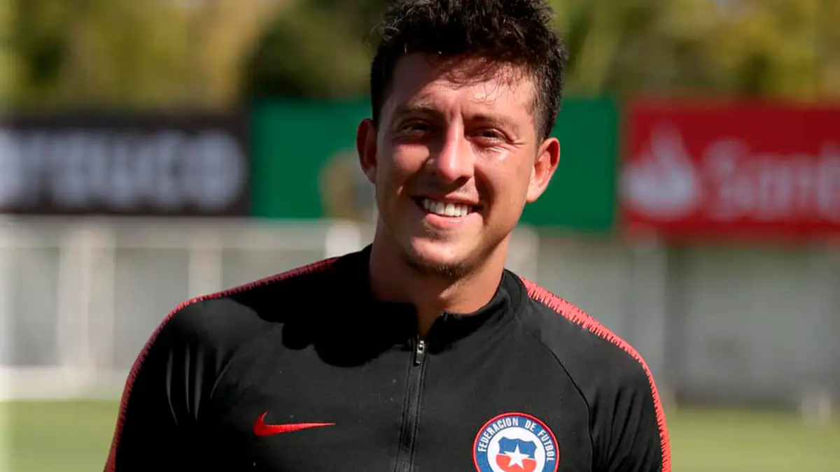 Pablo Parra sonriendo con la camiseta de la selección chilena en medio de un entrenamiento en Juan Pinto Durán.