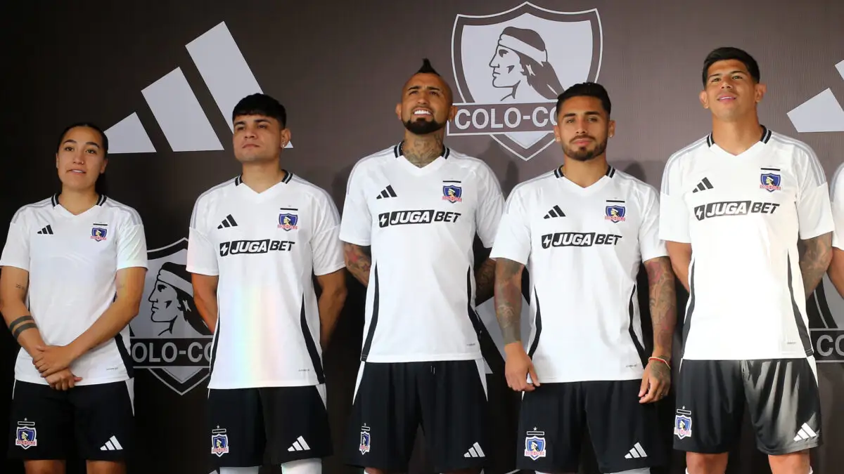 Presentación camiseta de Colo-Colo.