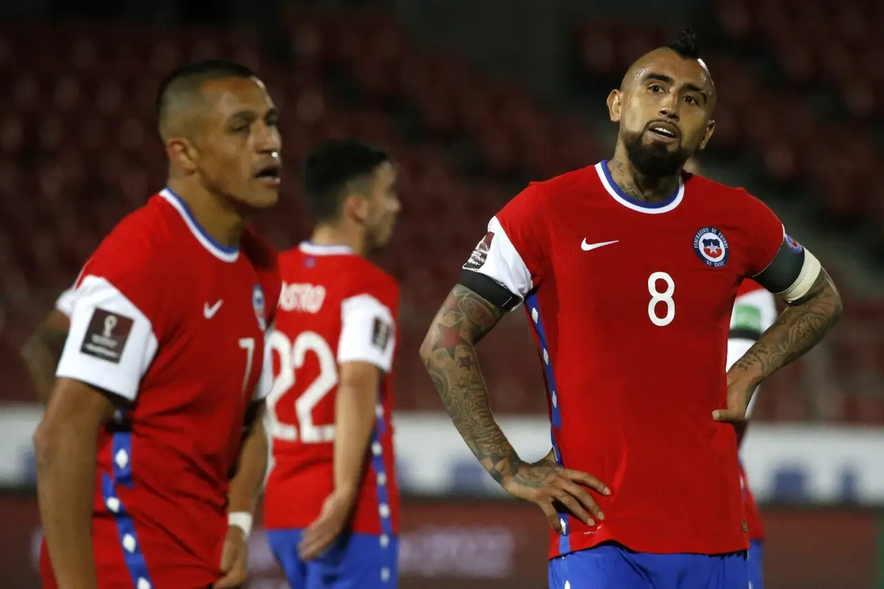 Futbol, Chile vs Peru. Clasificatorias al mundial de Catar 2022. El jugador de la seleccion chilena Arturo Vidal es fotografiado durante el partido clasificatorio al mundial de Catar 2022 contra Peru disputado en el estadio Nacional de Santiago, Chile. 13/11/2022 Andres Pina/Photosport Football, Chile vs Peru. 2022 Qatar World cup qualifier match. Chile’s player Arturo Vidal is pictured during the 2022 Qatar World cup qualifier match against Peru held at the National stadium in Santiago, Chile. 13/11/2022 Andres Pina/Photosport