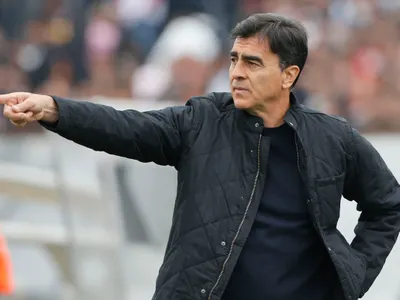 Gustavo Quinteros reveló al «9» de jerarquía con el que conversó para ser fichaje de Colo-Colo: Acaba de ser vendido a Europa