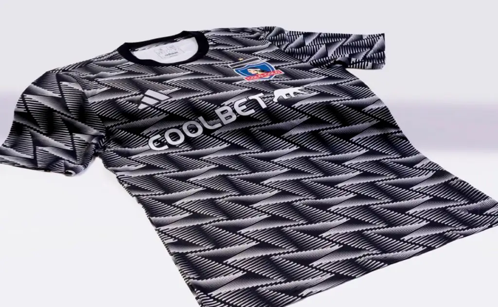 La camiseta utilizada por Colo-Colo en la Supercopa generó molestias en Leonardo ‘Pollo’ Véliz.