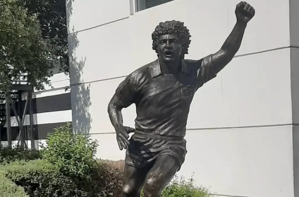 Plandiura ya había trabajado antes para Colo-Colo con la estatua de Carlos Caszely.