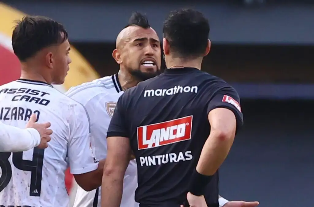 Vidal podría peligrar su presencia en el Superclásico. Foto: Jonnathan Oyarzun/Photosport.