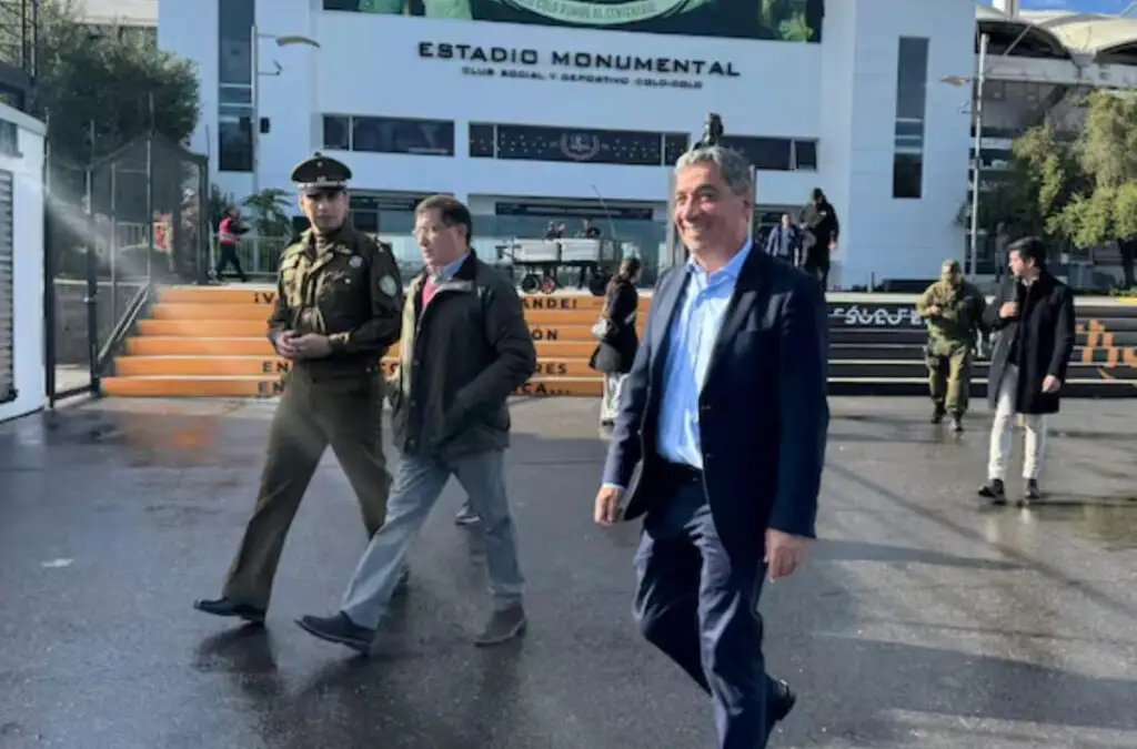 El Delegado Presidencial, Gonzalo Durán, junto al personero de la Conmebol en el partido de Colo-Colo vs Ñublense. Créditos: Radio ADN