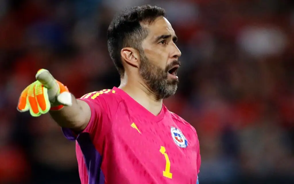 Claudio Bravo podría volver a jugar por La Roja.