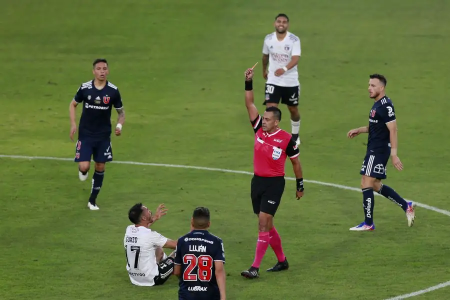 Suazo recibiendo la tarjeta roja luego de cometerle una infracción a Gonzalo Espinoza en el superclásico 189.