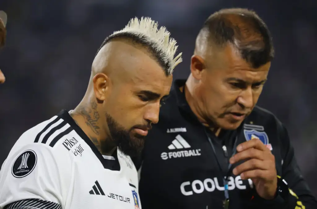 Conmebol abrió un expediente contra Arturo Vidal y Jorge Almirón.