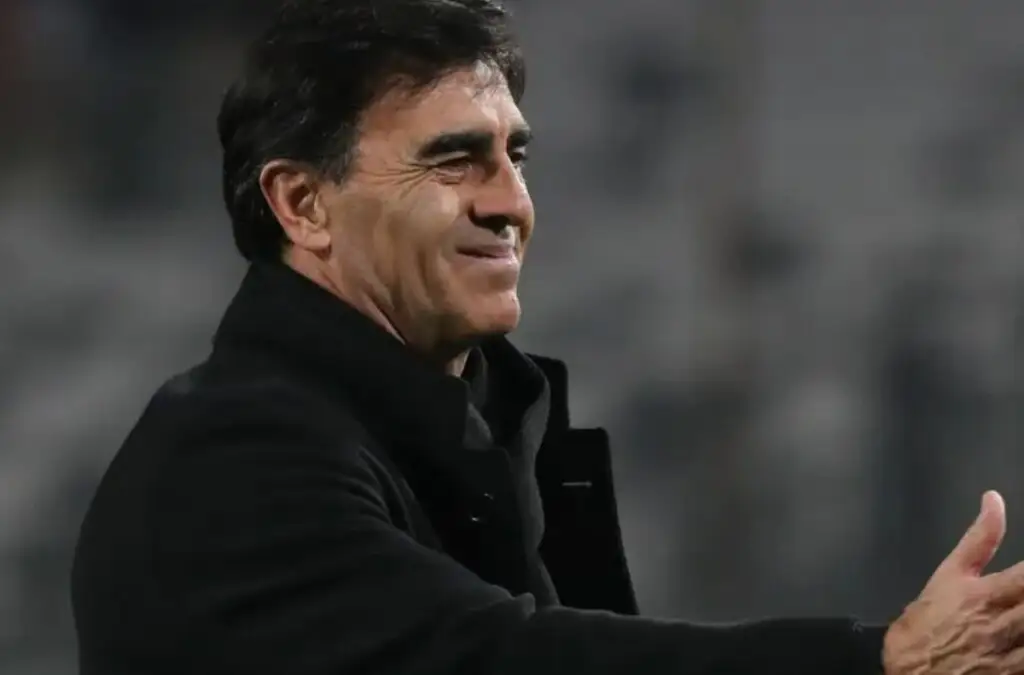 Gustavo Quinteros no se mueve de la banca de Colo-Colo hasta finales del 2023.
