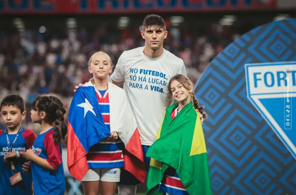Benjamín Kuscevic salió al campo de juego con dos niñas que portaban las banderas de Chile y Brasil.