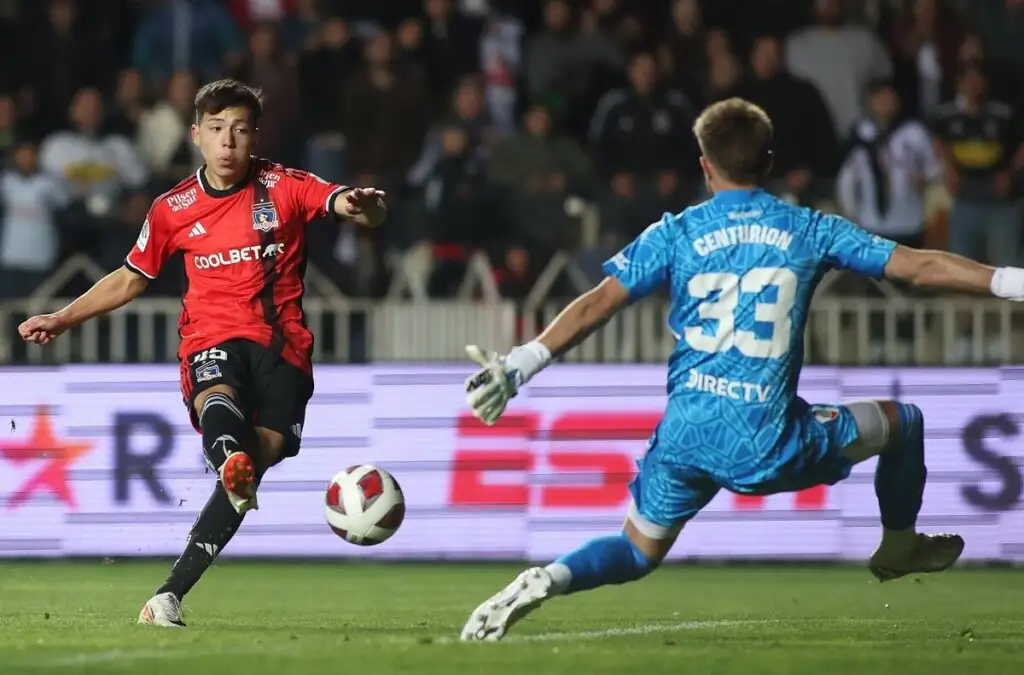 Leandro Hernández y su gol por Colo-Colo ante River.