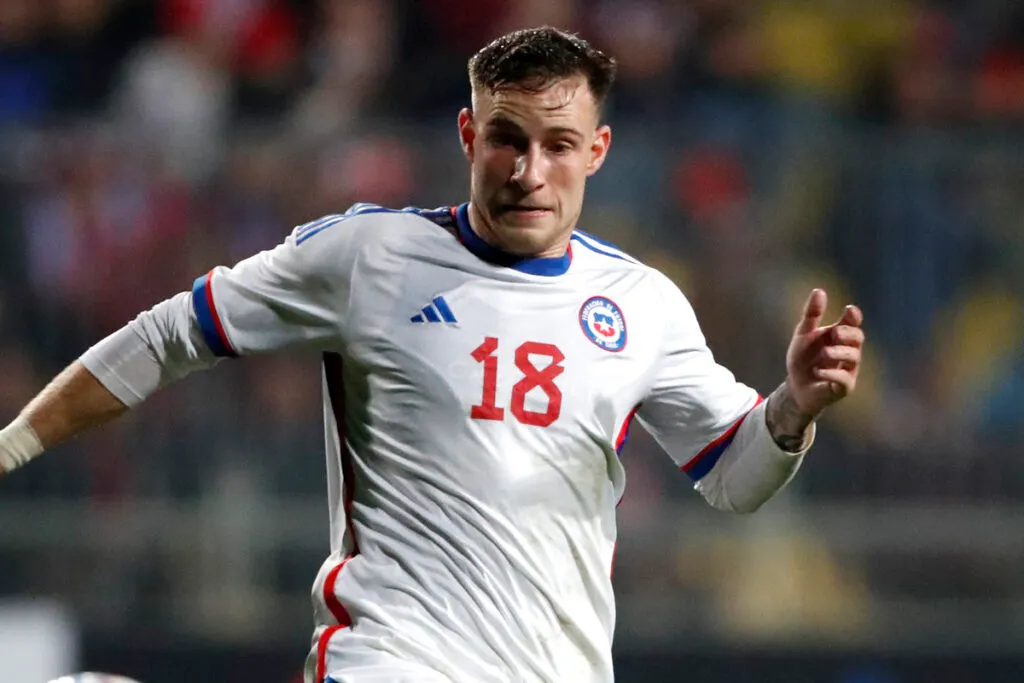Bruno Barticciotto disputando un partido por la selección chilena.