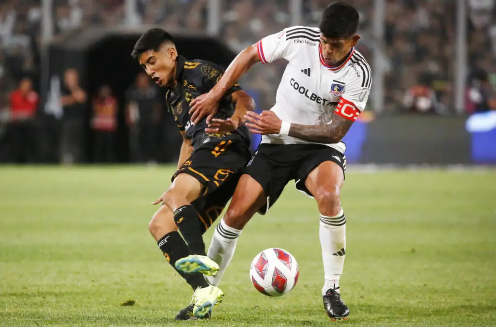 Esteban Pavez quitando balones en mitad de cancha.