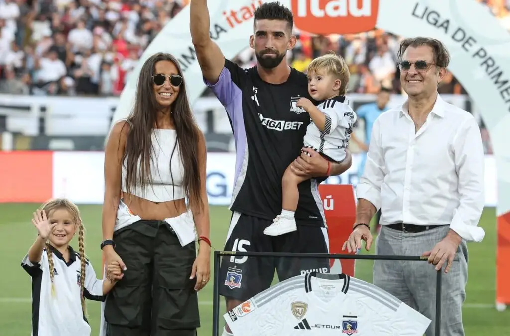 Colo-Colo homenajeó a Emiliano Amor por los 100 partidos disputados por el club.
