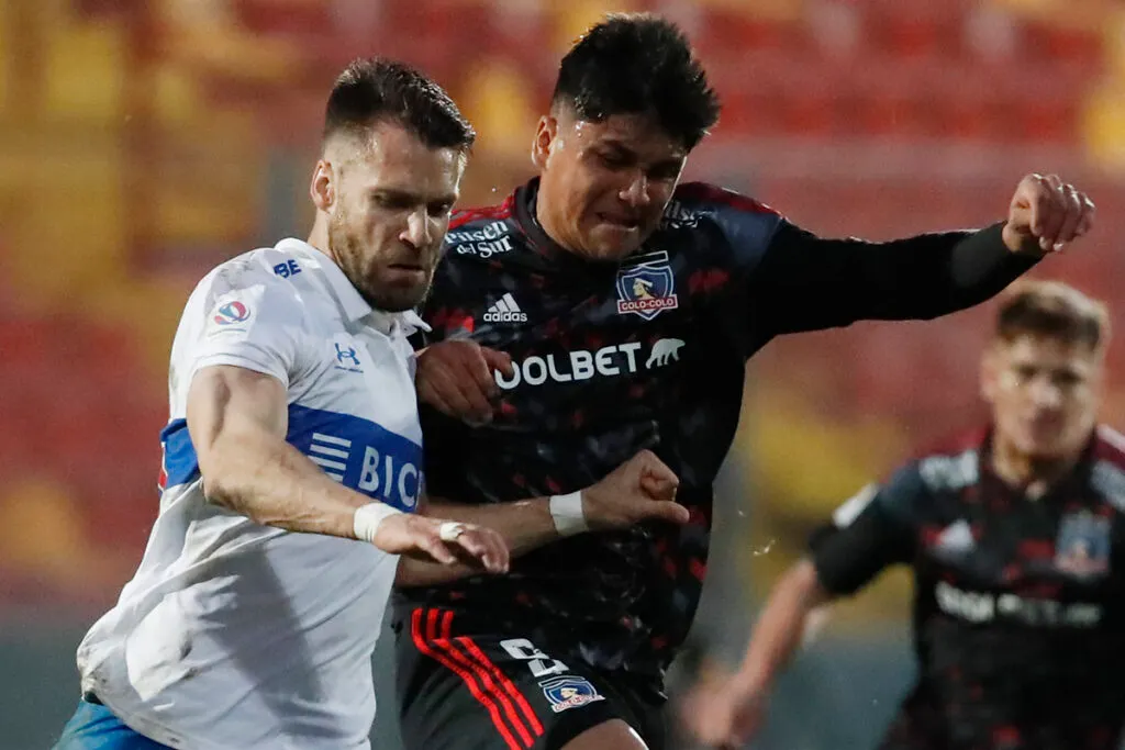 Gary Kagelmacher y Damián Pizarro disputando un balón.