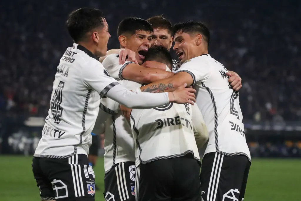 Futbol, Colo Colo vs Junior de Barranquilla.
Octavos de Final, Copa Libertadores 2024.
El jugador de Colo Colo Vicente Pizarro, centro, celebra su gol contra Junior de Barranquilla durante el partido de copa libertadores disputado en el estadio Monumental en Santiago, Chile.
13/08/2024
Jonnathan Oyarzun/Photosport

Football, Colo Colo vs Junior de Barranquilla.
Round of 16, Copa Libertadores 2024.
Colo Colo's player Vicente Pizarro, center, celebrates his goal against Junior de Barranquilla during the copa libertadores match at the Monumental stadium in Santiago, Chile.
13/08/2024
Jonnathan Oyarzun/Photosport