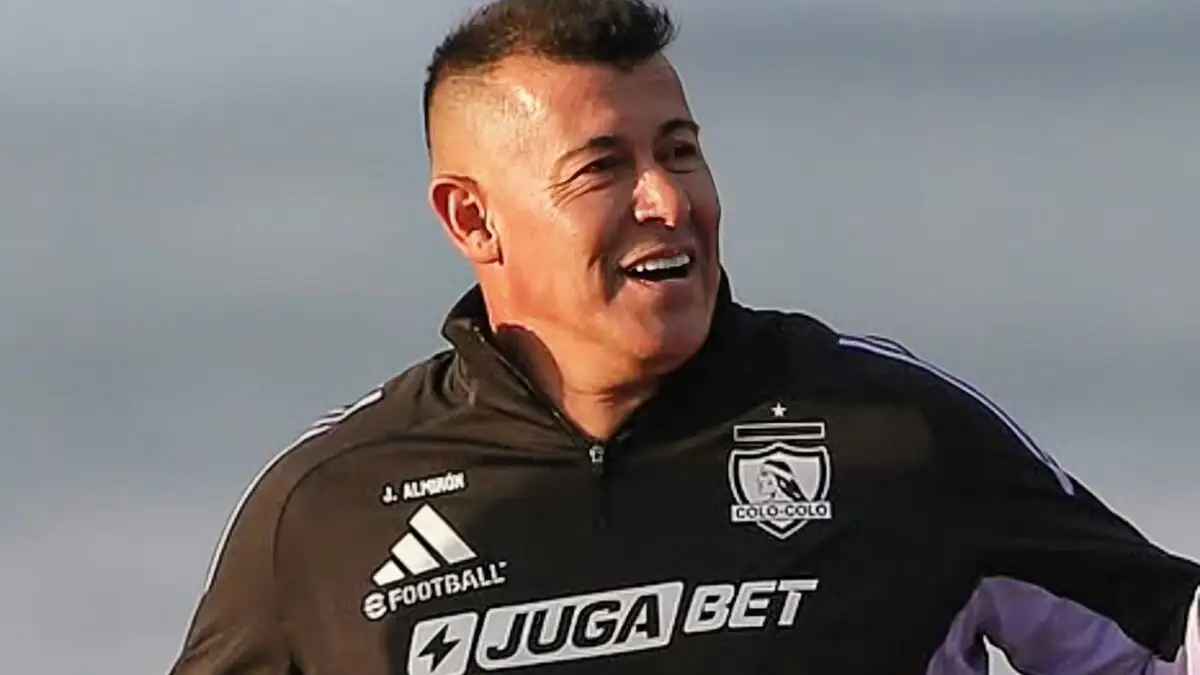 Jorge Almirón solicitó la incorporación de un mediocampista central.