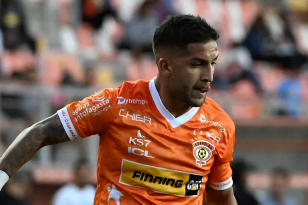 Ignacio Jara con la camiseta de Cobreloa.