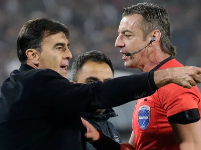 La jugada que hizo estallar a Gustavo Quinteros en el duelo entre Colo-Colo y Boca Juniors: “¡Conch… cobrá una”
