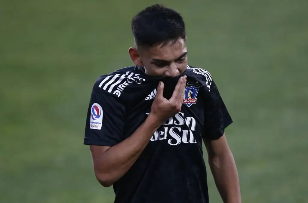 Joan Cruz dejó de ser jugador de Colo-Colo y firmó por cuatro temporadas con el Real Oviedo de España.