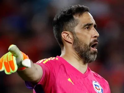 Olvidan a Claudio Bravo y nombran a los tres arqueros de La Roja en 2024: «Hay que dejar partir»