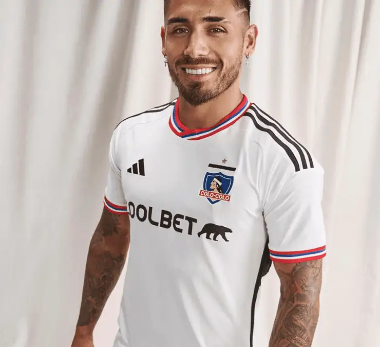 Marcos Bolados posando con la nueva camiseta de Colo-Colo para la temporada 2023.