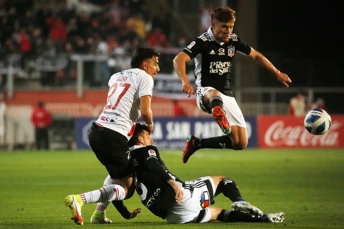 Futbol, Curico Unido vs Colo Colo. Fecha 12, campeonato Nacional 2022. El jugador de Colo Colo Leonardo Gil, derecha, juega el balon contra Curico Unido durante el partido por la primera division disputado en el estadio La Granja. Curico, Chile. 09/05/2022 Jonnathan Oyarzun/Photosport Football, Curico Unido vs Colo Colo. 12 th date, 2022 National Championship. Colo Colo’s player Leonardo Gil, right, play the ball against Curico Unido during the first division match held at La Granja stadium. Curico, Chile. 05/09/2022 Jonnathan Oyarzun/Photosport