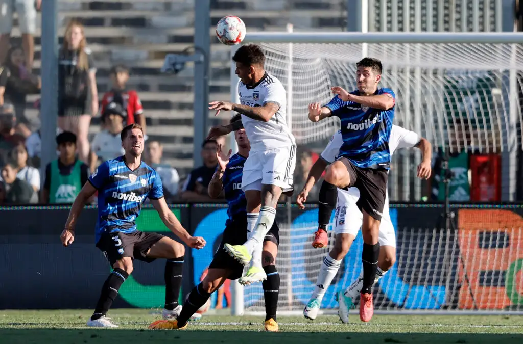 Alan Saldivia en el duelo frente a Huachipato por el Campeonato Nacional 2024.