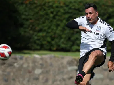No todos sonríen: Histórico de Colo-Colo se molestó por presencia de Esteban Paredes en el Monumental