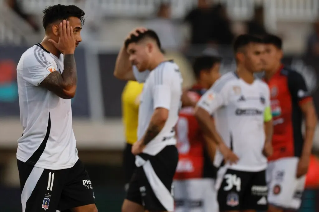 Los jugadores de Colo-Colo lamentan una nueva derrota alba.