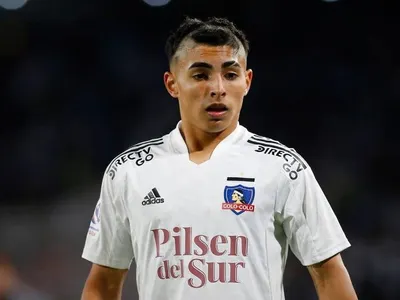 [VIDEO] Globito y a cobrar: El golazo de Jordhy Thompson en los entrenamientos de Colo-Colo