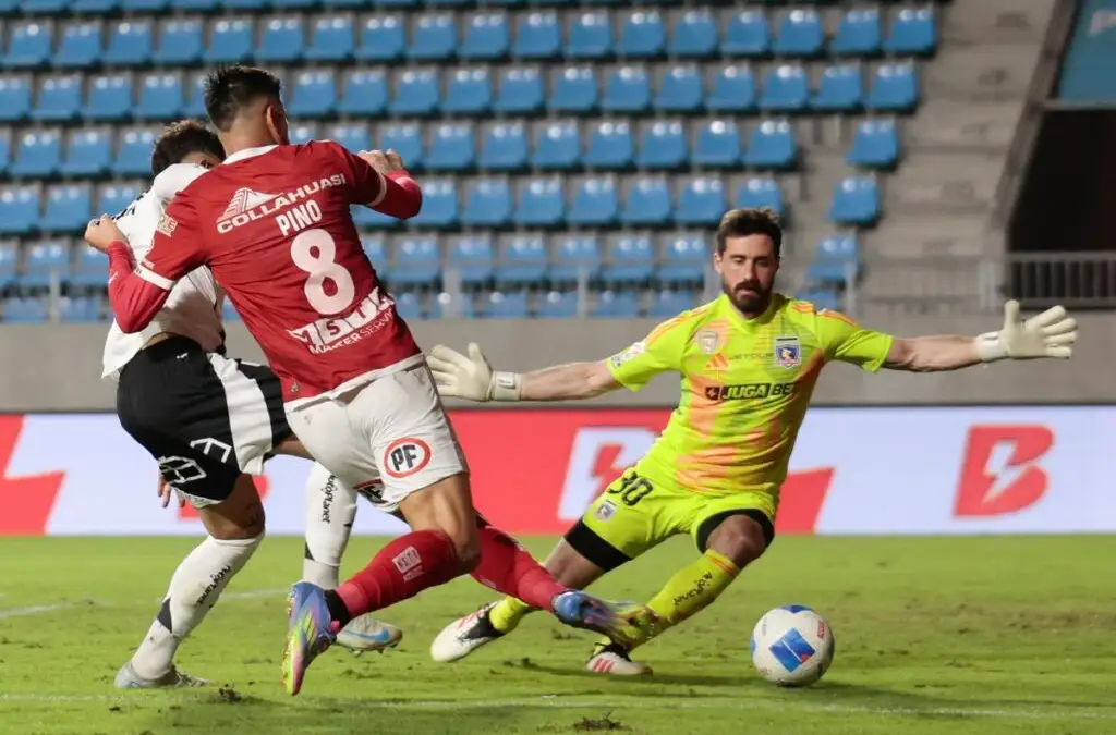 ¿Lo sucedido con Arturo Vidal le quitará piso al ‘Tuto’ en la titularidad? Foto: Johan Berna/Photosport.