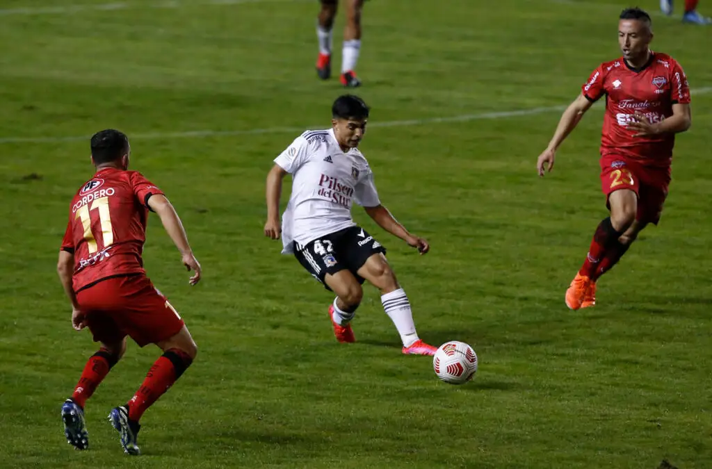 Jordhy Thompson en su debut como profesional frente a Ñublense.