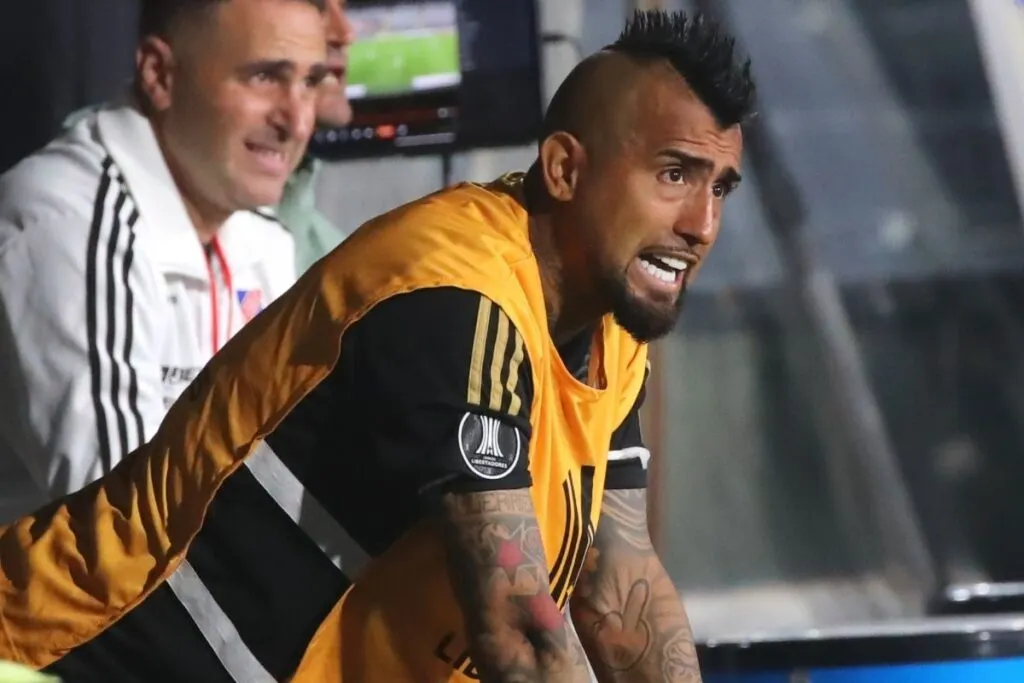 Arturo Vidal en el banco de suplentes durante el partido frente a Racing Club.