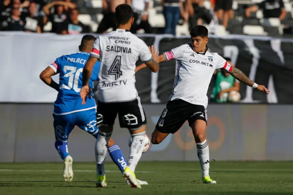 Esteban Pavez durante el compromiso de Colo-Colo vs Universidad de Chile